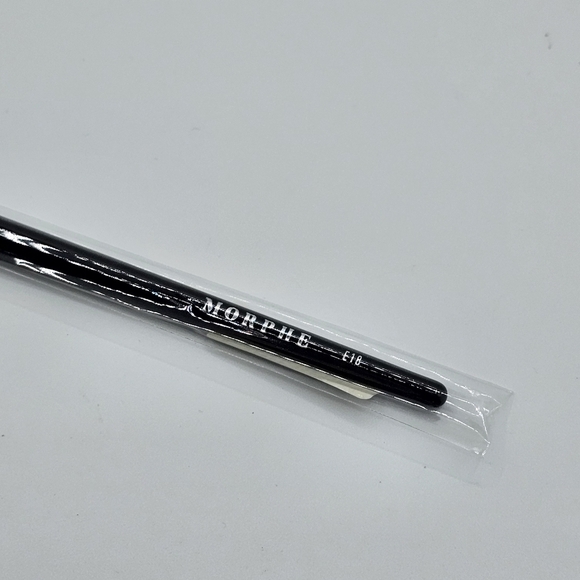 Morphe E18 Round Crease Eyeshadow Brush - Picture 3 of 5